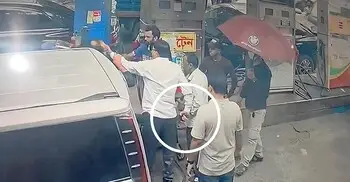 মোহাম্মদপুরে তেল কম দেওয়ায় অস্ত্র দেখিয়ে পাম্প কর্মচারীকে হুমকি