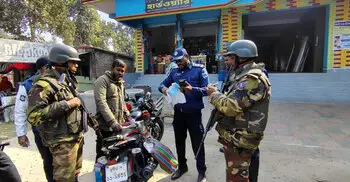 অবৈধ যানবাহনের বিরুদ্ধে সেনাবাহিনী-পুলিশের যৌথ চেকপোস্ট