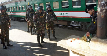 একতা এক্সপ্রেসে সেনাবাহিনীর অভিযান, চালের বস্তায় পিস্তল-ককটেল