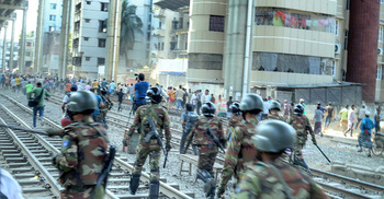 Army disperses rickshaw drivers blocking roads, railways tracks