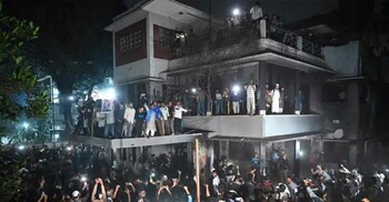 ধানমন্ডি-৩২ নম্বরে ফুল দিতে গিয়ে তিন নারীসহ গ্রেফতার ৪