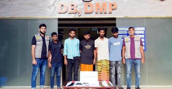 ‘সেফ হাইজে’ ডিবির অভিযান, শীর্ষ সন্ত্রাসী মনিরসহ গ্রেফতার ৫