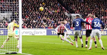 শিরোপা লড়াইয়ে বড় হোঁচট আর্সেনালের