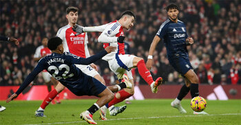 Arsenal title hopes hit by Aston Villa comeback