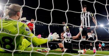 Arsenal rout Newcastle to keep pace with leaders