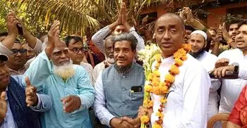 বিজয়ী হয়েই প্রতিদ্বন্দ্বীর বাড়িতে ছুটে গেলেন আসাদুজ্জামান