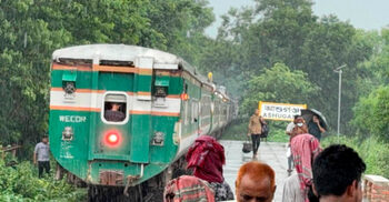 ৫ বগি পেছনে রেখেই ছুটে চললো ট্রেন