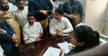 ঢাকা-১০ আসনের ভোটার হতে নির্বাচন অফিসে আসিফ মাহমুদ