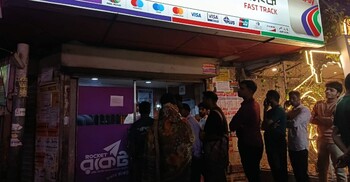 মোবাইল-ইন্টারনেট ব্যাংকিংয়ে বিধিনিষেধ, টাকা তুলতে এটিএম বুথে ভিড়