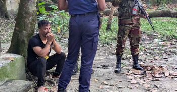 আ’লীগ নেতার বোনের বাড়িতে ২৩ তাজা ককটেল উদ্ধার, ভাগনি জামাই আটক
