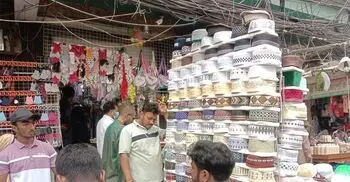 শেষ মুহূর্তে ভিড় আতর-টুপির দোকানে