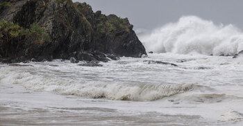 অস্ট্রেলিয়ায় ঘূর্ণিঝড় ‘ফিনার আঘাত’, ডারউইন বিমানবন্দর বন্ধ