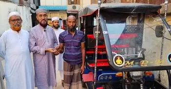 রাজধানীতে জামায়াতের উদ্যোগে ব্যাটারিচালিত অটোরিকশা বিতরণ
