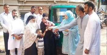 Hasan hands over auto-rickshaw to family of deceased driver Sabur