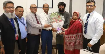 এভারেস্ট বিজয়ী বাবর আলীকে বিমানবন্দরে সংবর্ধনা