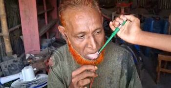 খালি হাতে ধরেন বিদ্যুতের তার, তারপরও কিছুই হয় না আয়নাল মিয়ার