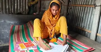পা দিয়ে লিখে মাস্টার্স পাস, আয়েশার জীবনের একমাত্র আশা সরকারি চাকরি