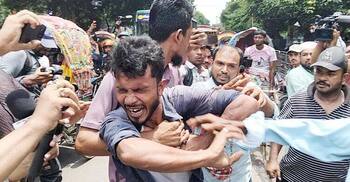 ৩২ নম্বরে ফুল দিতে গিয়ে গণপিটুনির শিকার সেই রিকশাচালকের জামিন