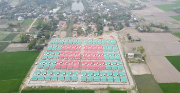 নজর কেড়েছে জাতীয় পতাকার আদলে আশ্রয়ণ প্রকল্পের ঘর