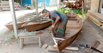 বৃষ্টি কম হওয়ায় জমেনি নৌকা কেনাবেচা