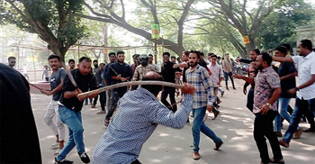 ‘সহিংসতার’ প্রতিবাদে মিছিলে ছাত্রলীগের দুই পক্ষের সংঘর্ষে আহত ১৩