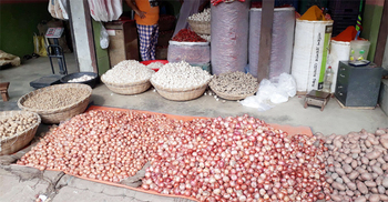 কেজি থেকে পোয়ায় নেমেছে পেঁয়াজ বেচা-কেনা