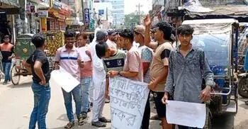 লোডশেডিংয়ে অতিষ্ঠ হয়ে সড়কে বিক্ষোভ যুবকদের