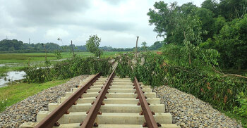 জমি অধিগ্রহণের টাকা না পেয়ে রেললাইনে বেড়া, তদন্তে প্রশাসন