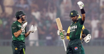 আগের ম্যাচে রোহিত, পরের ম্যাচে কোহলিকে পেছনে ফেললেন বাবর