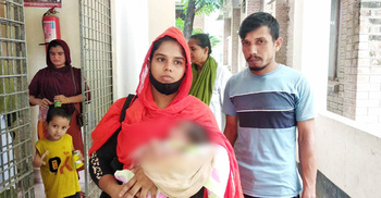 রাস্তায় পড়ে থাকা শপিং ব্যাগ থেকে নবজাতক উদ্ধার