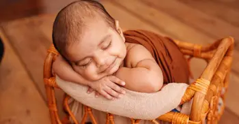 শিশুরা ঘুমের মধ্যে হাসে কেন