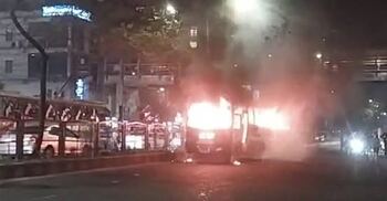 ধানমন্ডির ল্যাবএইড হাসপাতালের সামনে বাসে আগুন