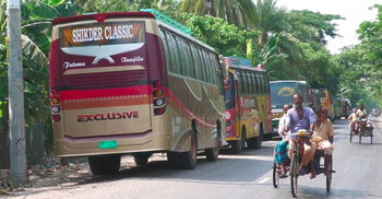 শরণখোলায় নেই স্থায়ী টার্মিনাল, সড়কেই বাস পার্কিং