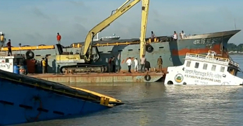 পশুর নদীতে কয়লা বোঝাই কার্গোডুবি: ২৭ ঘণ্টা পর শুরু উদ্ধার কাজ