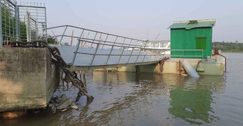 বাগেরহাটে জাহাজের ধাক্কায় ক্ষতিগ্রস্ত পন্টুন-স্পিডবোট