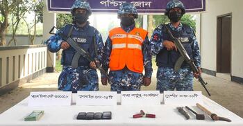 বাগেরহাটে দেশীয় অস্ত্রসহ জাল টাকা জব্দ