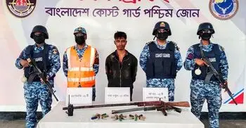 সুন্দরবন থেকে অস্ত্র-গুলিসহ বনদস্যু আটক