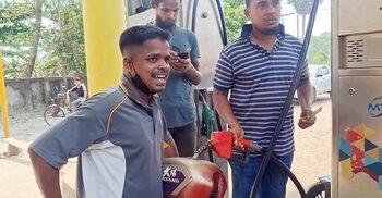 তেল নিতে মোটরসাইকেলের ট্যাংক নিয়ে পাম্পে চালক