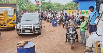 বাগেরহাটে তেলের সংকট, শৃঙ্খলা ফেরাতে মাঠে ট্যাগ অফিসার