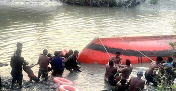 অন্নপ্রাশন শেষে ফেরার পথে নৌকা উল্টে শিশুসহ আহত ২০