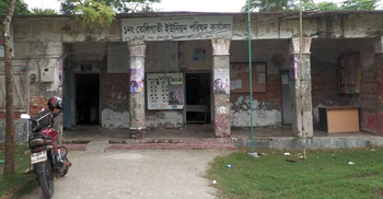 মাথায় ছাদ ভেঙে পড়ার আতঙ্ক, বৃষ্টি হলে চুয়ে পড়ে পানি