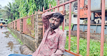 ভ্যান হারিয়ে ছেলে-মেয়ে নিয়ে না খেয়ে দিন কাটছে আরিফের