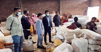 কারখানায় অস্বাস্থ্যকর পরিবেশে চানাচুর তৈরি, দুই লাখ টাকা জরিমানা