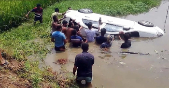 সড়কের পাশের খালে পড়ে প্রাইভেটকারের ২ যাত্রী নিহত