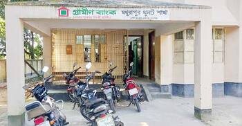 বগুড়ায় গ্রামীণ ব্যাংকের সামনে থেকে অবিস্ফোরিত ৩ ককটেল উদ্ধার