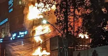 বিল পরিশোধ না করে বেরিয়ে যাওয়া বন্ধে গ্রাহকদের ভেতরে রেখে বাইরে তালা