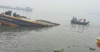 বুড়িগঙ্গায় লঞ্চের ধাক্কায় বাল্কহেডের দুই শ্রমিক নিখোঁজ