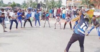 মহাসড়ক অবরোধ করে ক্রিকেট খেলছেন শিক্ষার্থীরা