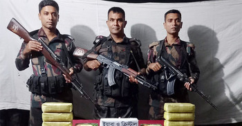 ক্রিস্টাল মেথ ও ৯০ হাজার ইয়াবা ফেলে পালালো পাচারকারীরা