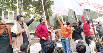 শাহবাগ ও আশপাশের ব্যানার-ফেস্টুন অপসারণ করছে ছাত্রদল